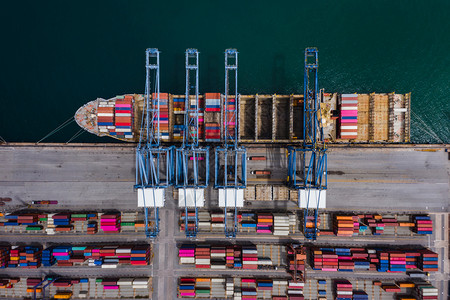 加载集装箱码头和海运集装箱卸进出口国际商务服鸟瞰图运输贸易图片