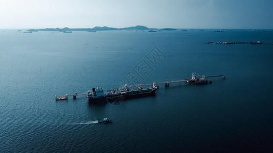 石油从无人驾驶飞机拍摄和电影风格的海上空中观察载和卸油气lpg装载和卸储存液化石油气载体背景图片