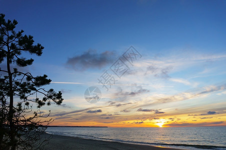 地平线天际早晨黎明时亮的天空和海浪上的日落黎明时亮天空和海浪图片