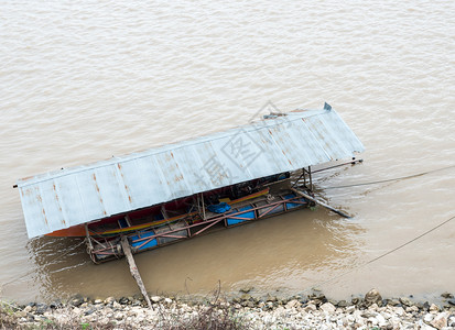 亚洲血管小型漂浮房屋将客运长尾船停在泰国边境河内反射图片