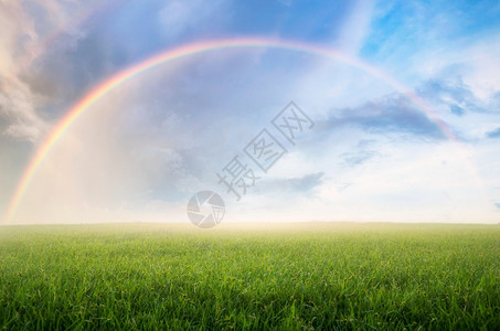 雨后彩虹天空在美丽的青绿草地上带的彩虹户外云场地图片
