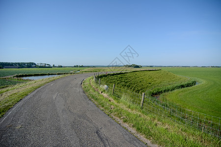 土地绿色饱和的荷兰有堤坝草地的荷兰风景图片