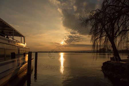 看冷静的瑞士祖格湖伊德日落全景图片