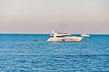 航班黑海美丽的白色运动艇游黑色港口风景高清图片