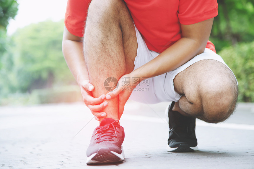 公园的骑手膝盖疼痛跑步伤害锻炼图片