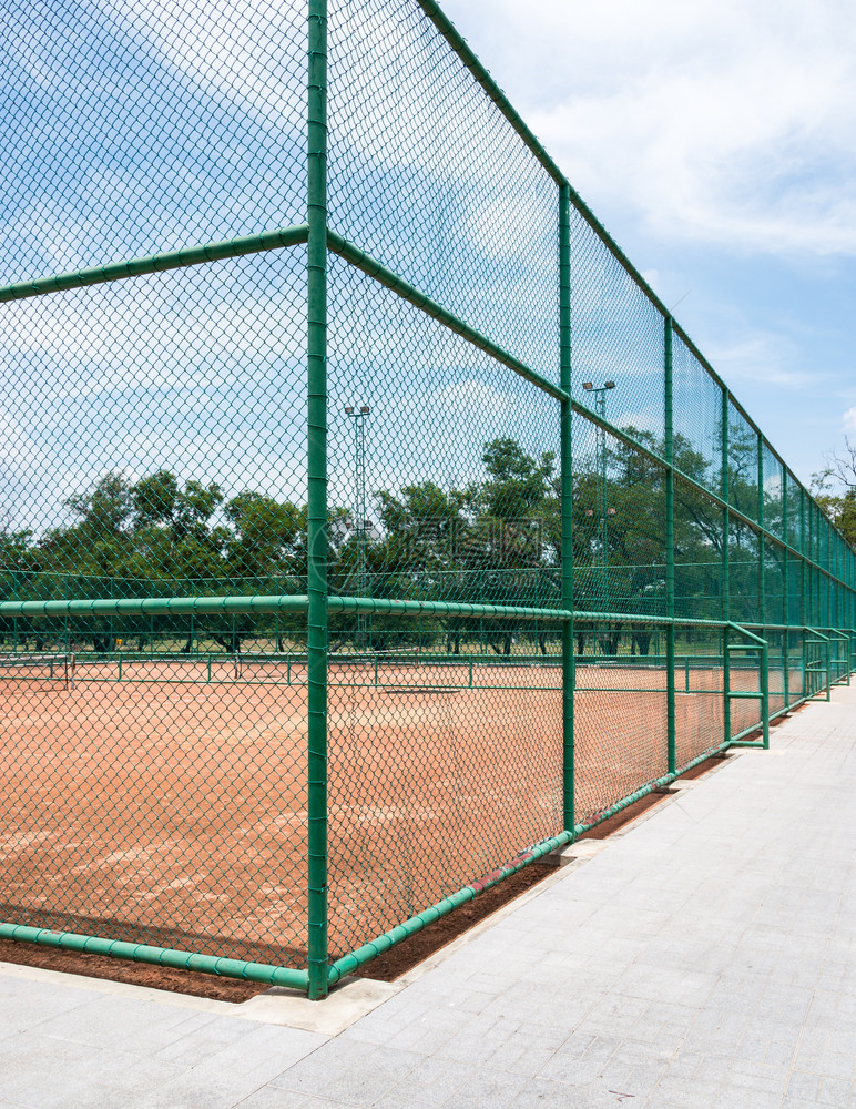 场地黏土小路泰国城市公园的网球粘土法院图片