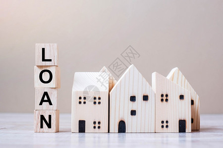 新的抵押银行业LOAN方块以木制房屋模型填表背景秋天的木制房屋模型商业投资危机经济衰退开发者不动产和财概念背景图片