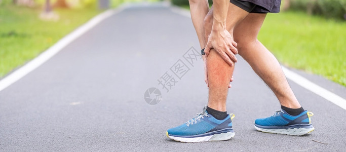 男青年在跑步时肌肉疼痛图片