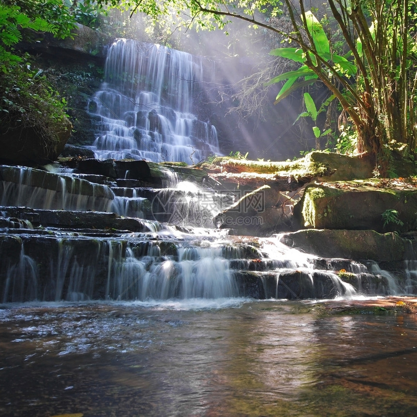 湿的树泰公园的瀑布曼当普欣隆卡拉公园碧差汶府泰国夏季户外图片
