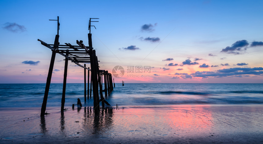 户外泰国PhangNga省的景色日落海滩废弃的木制码头美丽的海景和日落时弃置的木制码头支撑水图片