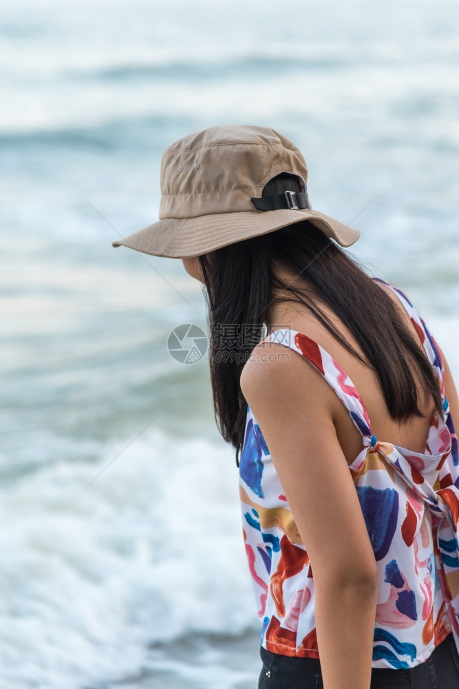 松弛亚洲妇女在海滨放松概念旅行假期生活中的休闲感到孤独和寂寞情绪女在概念旅行中享受海上滩休息喜悦天空图片