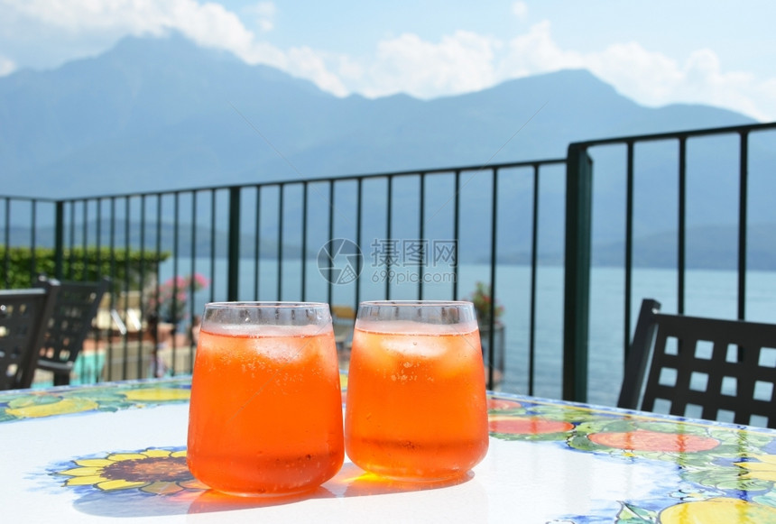 夏日冰爽鸡尾酒图片