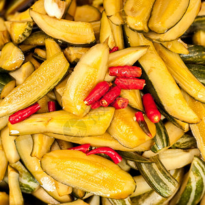 保存在供市场销售的传统亚麻片辣椒蔬菜中热的国内开胃菜图片