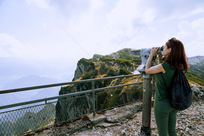 观众在Coin经营的Binocolus观光旅行者中看山丘和日落的年轻红发女青城市冒险图片