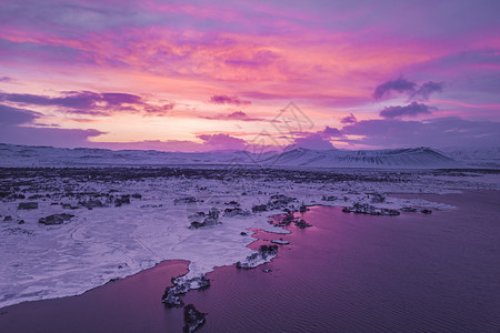高的冰岛Myvatn湖上空日出冰岛后背有Hverfjall火山偏僻的图片