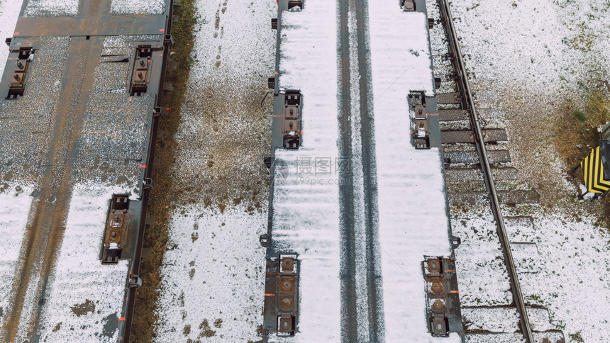 巷道交货火车拖拉空平台可见铁路和雪1602号车轮旅行图片