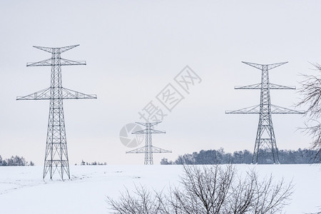 桅杆在冬季建造高电压铁塔供冬季安装组输电线路支持置准备安电缆户外图片