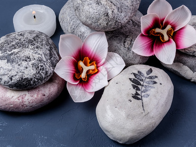 蜡烛鲜花和毛巾斯帕布构成的由石头鲜花和燃烧的蜡烛组成植物开花火焰图片