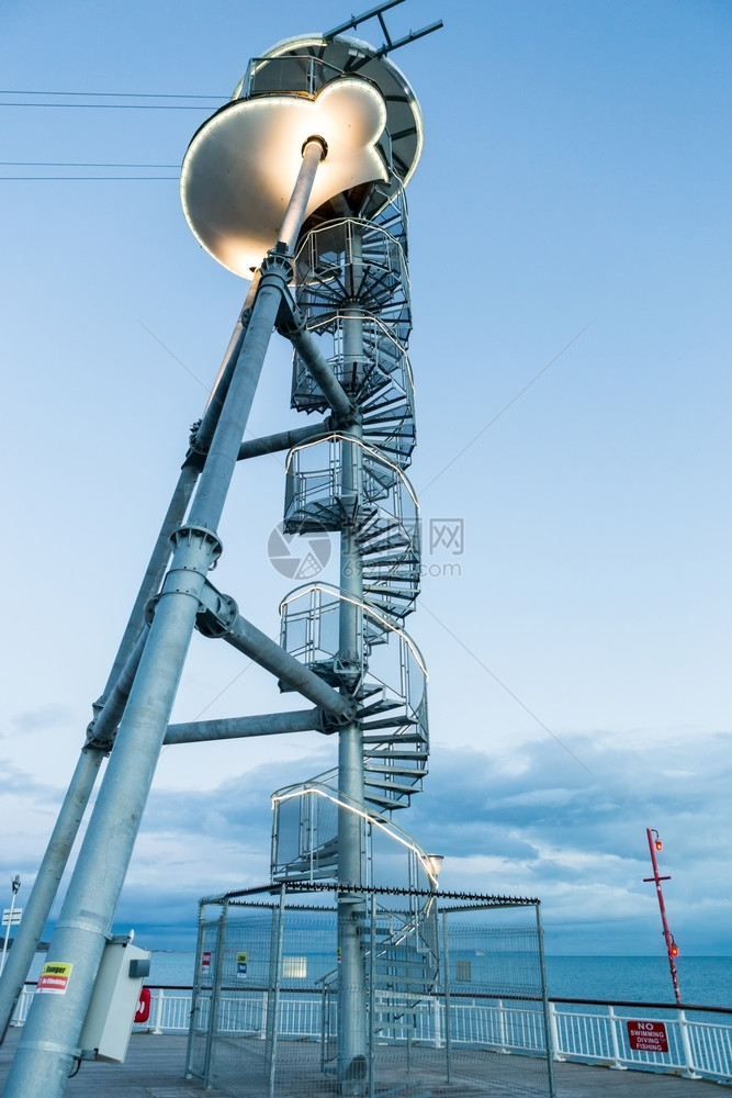 2014年月日伯恩茅斯码头末端的发射塔连接楼和海滩着陆台的铁丝网线连接在海滩上结尾快感镇图片