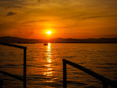 缅甸蒲甘伊洛瓦底江日落丰富多彩的河湖图片