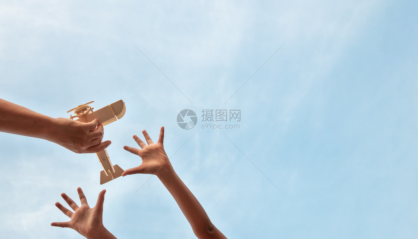孩子们快乐的儿童手和父亲在美丽的天空背景低角度的视野上玩木机具一种图片