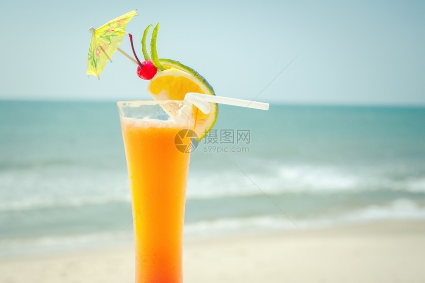 为了龙舌兰日出鸡尾酒在热带海洋滩的滨配有水果和伞式装饰品及彩色图象带有邀请书文本复制空间的时装色彩图像岛橙图片