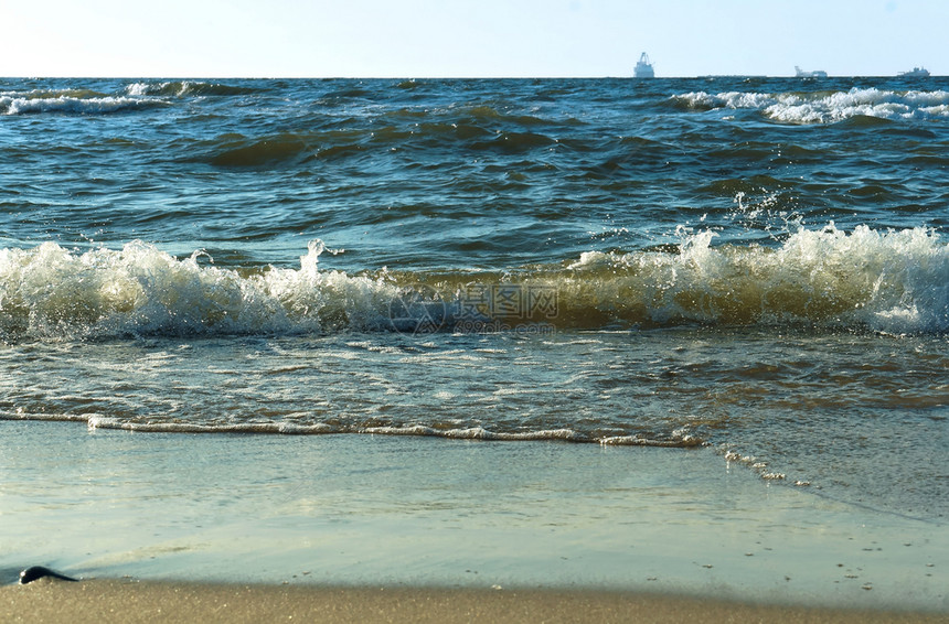 航运溅地平线上的海中船滩上浪波罗风暴地平线上的海中船波罗海风暴滩上浪波图片