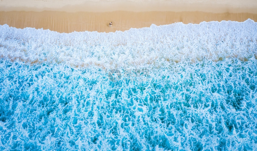 热带夏季沙滩海浪白泡沫图片