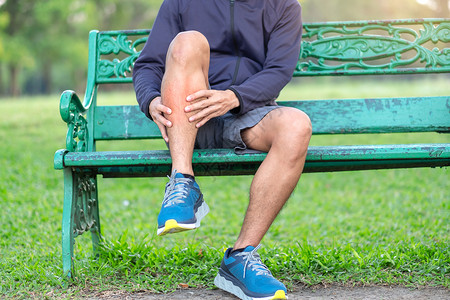 竞技运动鞋自然在训练亚裔运动员在早晨和健康概念外跑步和锻炼后患上小牛腿痛和问题时手握运动腿部受伤肌肉疼痛的年轻健身壮男子年轻的高清图片素材
