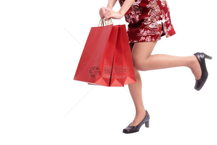 年轻的人们在新一年的节庆活动中穿着青春长相的年轻亚洲美容女子腿手持购物袋势展示孤立白背景与生活方式概念Qipao白色的图片