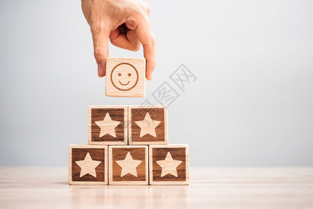 服务处评级排名客户审查满意度评价和反馈概念表背景上的星号区块评分客户价和反馈回营销帕努瓦名声高清图片素材