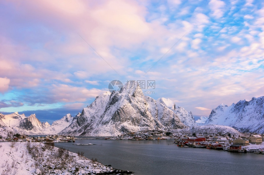 海滩北欧的绿色景美观洛福滕群岛冬季风景挪威美丽的山地景观挪威斯堪的纳维亚冬季斯堪的纳维亚冬季图片