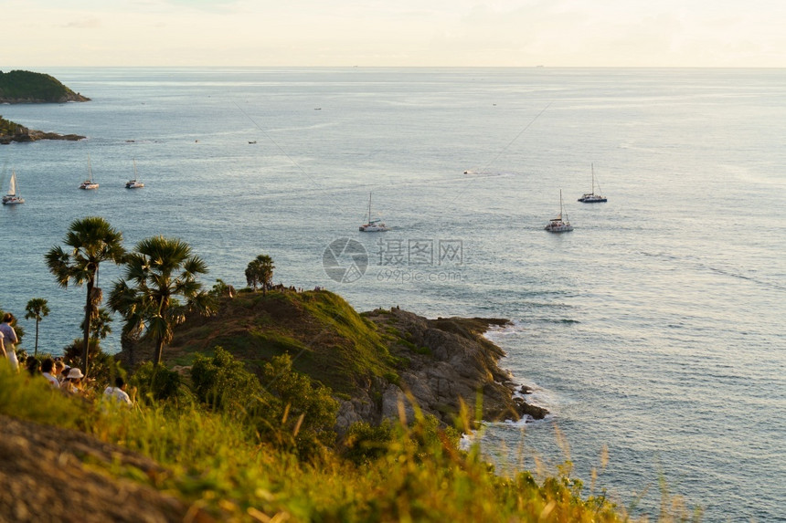 海岸假期Phromthepcape观点旅游者在普吉岛以南泰国热带天堂泰国普吉是知名游客的热门目地披图片