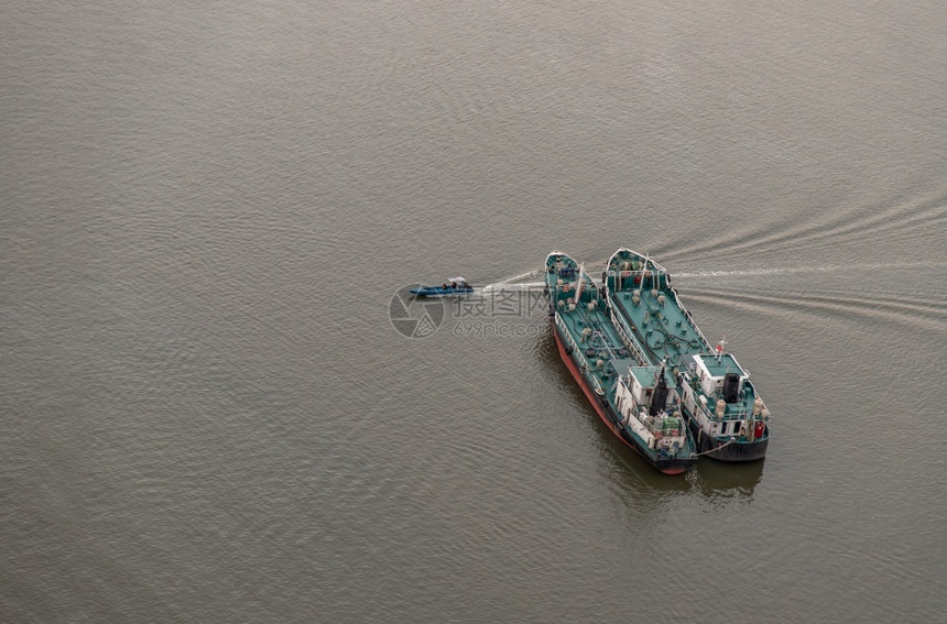 亚洲平静的海上泰国曼谷201年月4日对ChaoPhraya河两艘货船和小渡轮的空中观察图片
