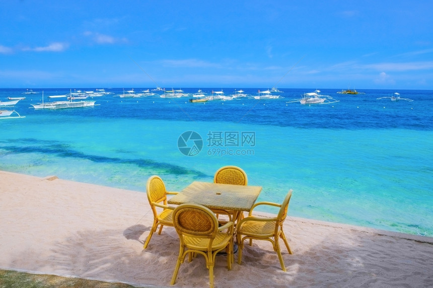 热带沙滩上的木桌和椅子图片