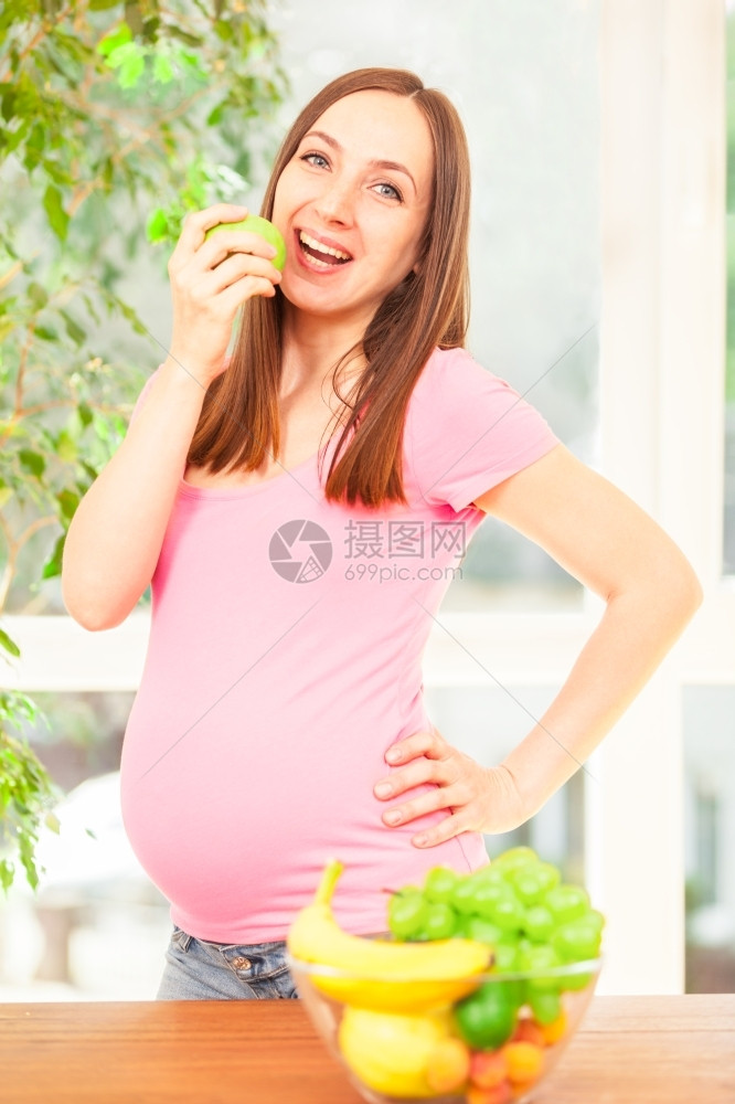 孕妇吃苹果的相片人们照女图片