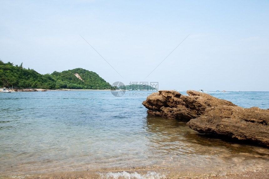 晴天沙滩海浪天际线图片