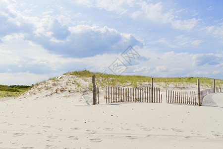 支撑海岸冷静的大西洋沿岸有围栏的沙丘图片