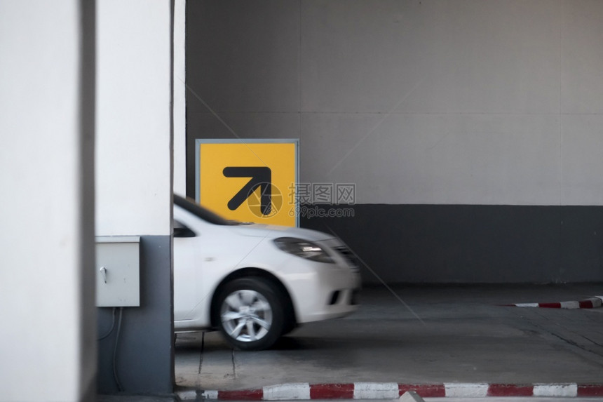 街道现代的向上从地面高处的黄黑两指示车向正确的方前进为了安全起见向上和下移动方走来为安全着想开到另一条路高的图片