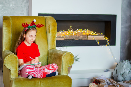 沙发上写信的圣诞小女孩图片