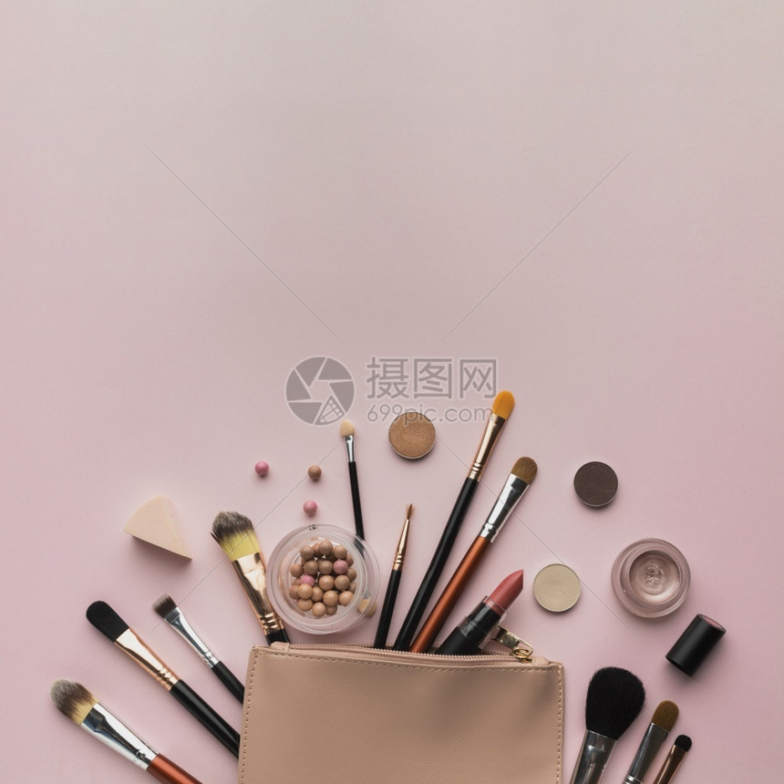 桌上的化妆产品图片