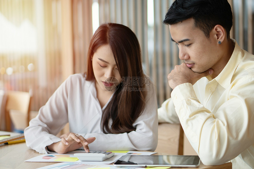 女士不幸的亚洲夫妇正在计算收入和开支以减少不必要的开支家庭投资规划和财务的概念家庭资金问题经济商业图片