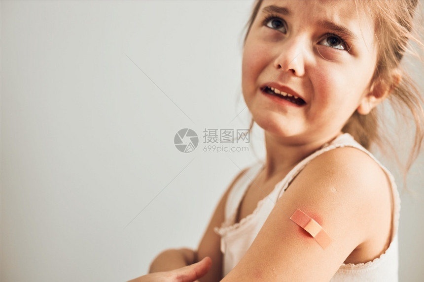 接种疫苗后感到疼痛的小女孩图片
