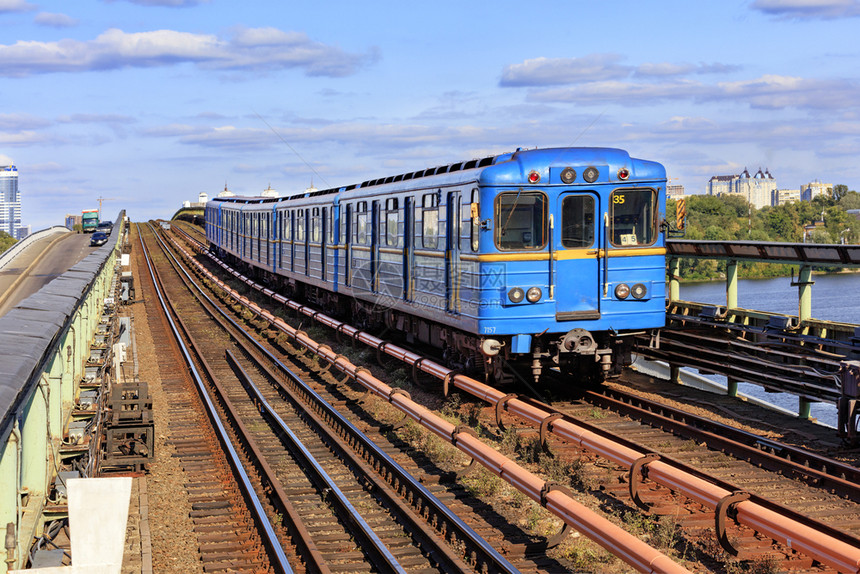 火车基辅地铁桥的路轨迹地在基辅穿越第尼波河的地铁大桥上横穿Dnipo河汽车快速地图片