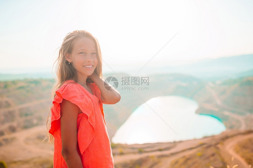 爱好美丽的女孩在湖边度假就像在克丽米亚的娅小姑娘在湖边像心脏红桃般的形湖河外部图片