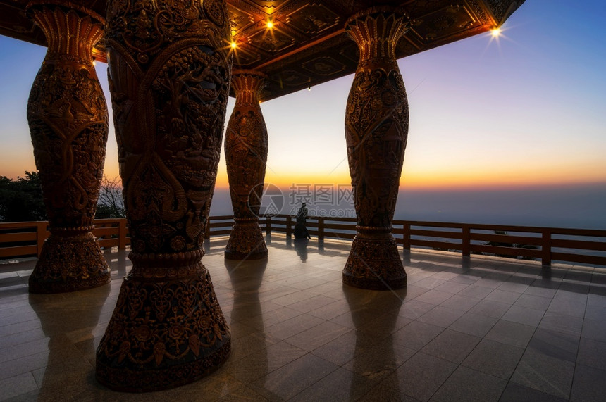 人们观光客正在等待日出WatPhra的清晨景点在WatDoiSuthep的观光点吸引力美丽的图片