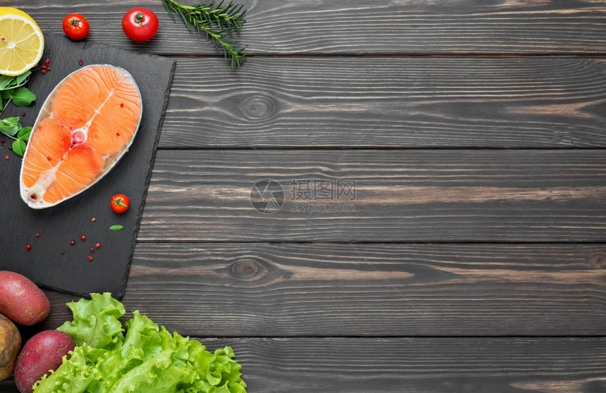 柠檬新鲜的红鱼牛排深木桌上的鲑鱼烤炉顶视图烹饪鱼的蔬菜和香料烹饪概念文本空间盐健康图片