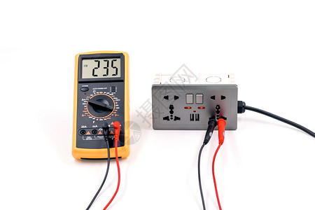 盒子技术员墙使用数字计量仪测白背景电插座箱压以测量白色背景电插座的压图片