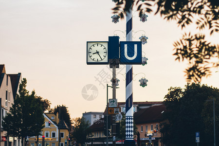 慕尼黑UBahn站标志带有时钟和古老效应路游客屋欧洲高清图片素材