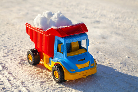 玩具卡车在冬季清除路上的雪天气市政冬图片